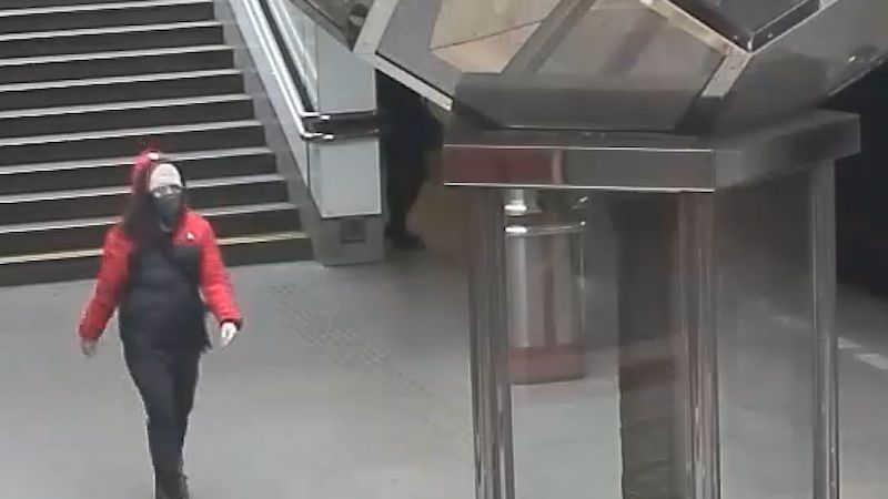 Žena zbila v metru jinou cestující kvůli špatně nasazené roušce